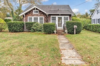 489 Elton St in Riverhead, NY - Foto de edificio - Building Photo