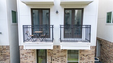 1274 N Post Oak Rd in Houston, TX - Building Photo - Building Photo