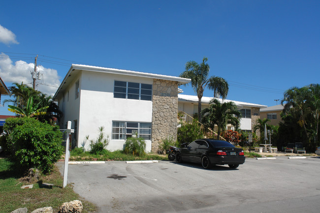 2701 NE 49th St in Fort Lauderdale, FL - Foto de edificio - Building Photo