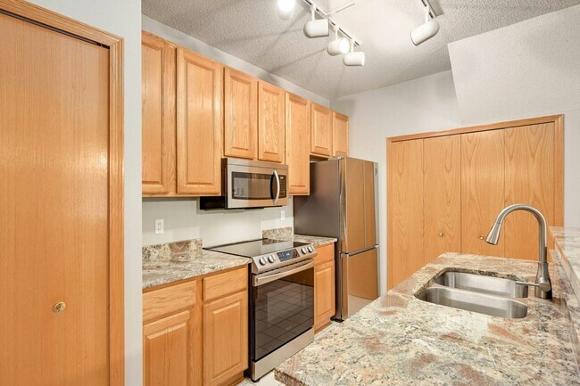 8347 Kimball Dr in Eden Prairie, MN - Building Photo - Building Photo