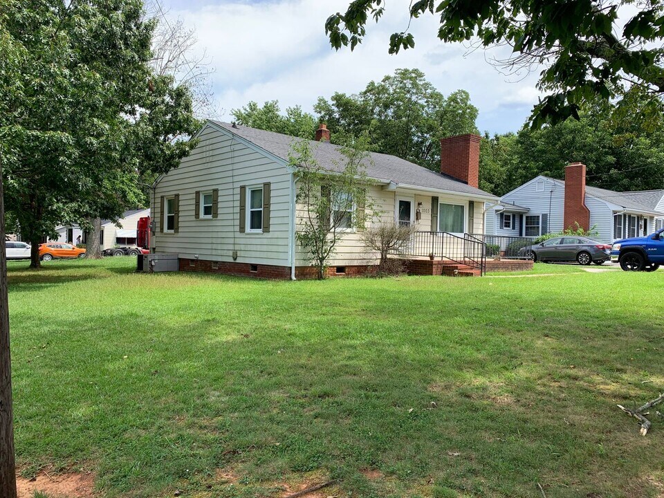 1003 Cliff Rd in Asheboro, NC - Building Photo