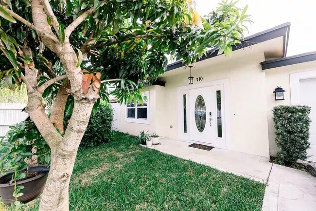 710 Dobbins St in West Palm Beach, FL - Building Photo - Building Photo