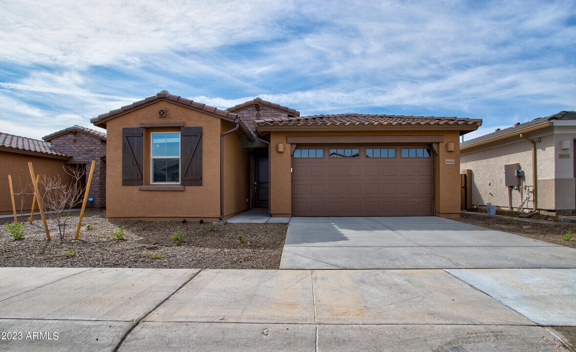 16845 W Evergreen Rd in Waddell, AZ - Building Photo