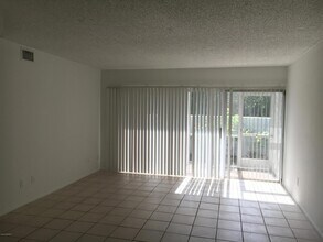 987 Sonesta Ave NE, Unit 108 in Palm Bay, FL - Building Photo - Building Photo