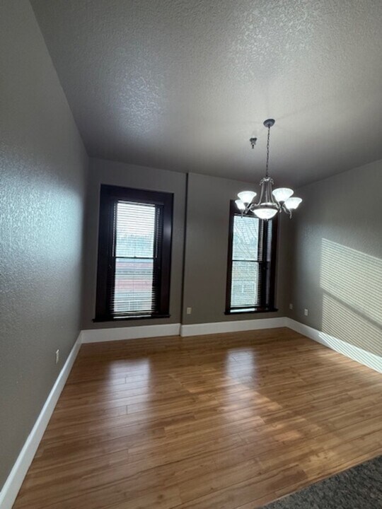 201 E Main St in Silverton, OR - Building Photo