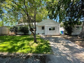 3161 SE 81st Ave in Portland, OR - Building Photo - Building Photo