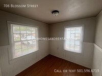 706 Blossom St in North Little Rock, AR - Foto de edificio - Building Photo