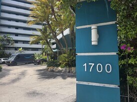 1700 NW N River Dr in Miami, FL - Building Photo