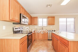 8032 W Preston Ln in Phoenix, AZ - Foto de edificio - Building Photo