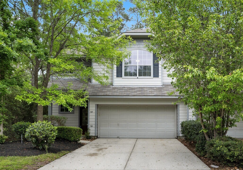 107 W Burberry Cir in Conroe, TX - Building Photo
