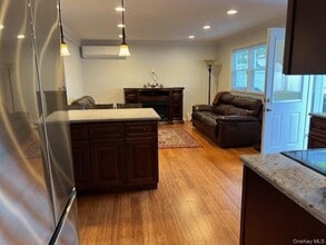 570 S 14th St in Lindenhurst, NY - Building Photo - Building Photo