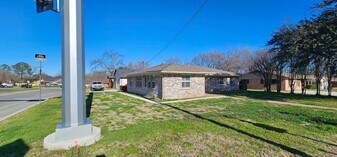 1401 E Sherman Dr in Denton, TX - Building Photo