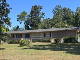 603 11th St NE in Jacksonville, AL - Building Photo