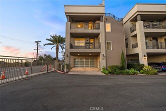 1068 Hampton Dr, Unit 5 in Costa Mesa, CA - Building Photo - Building Photo