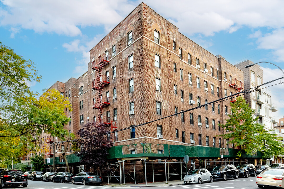 Cooperative in Rego Park, NY - Foto de edificio