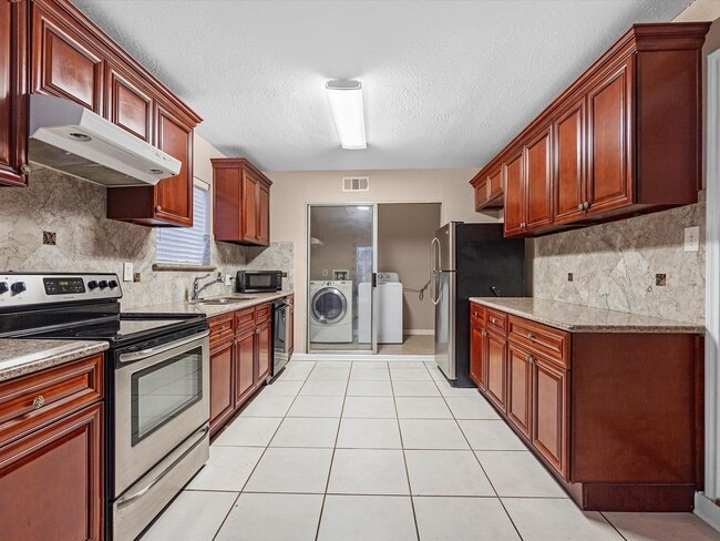 3823 Suttonford Dr in Houston, TX - Building Photo - Building Photo