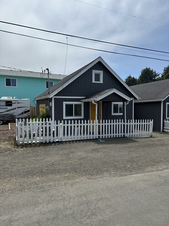 20 Fern St in Gleneden Beach, OR - Building Photo