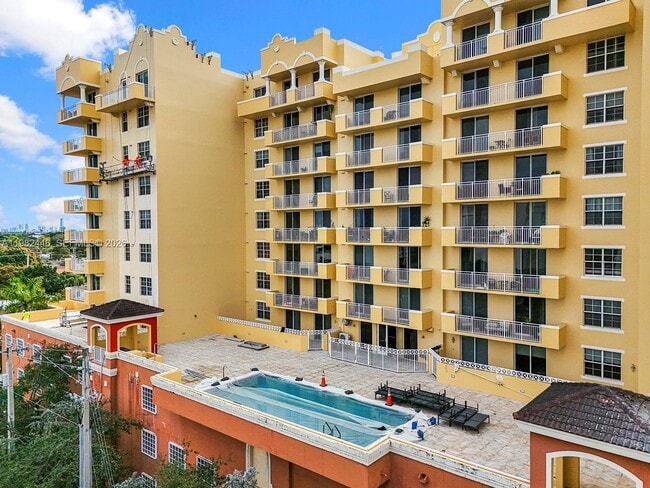 215 SW 42nd Ave in Coral Gables, FL - Foto de edificio - Building Photo
