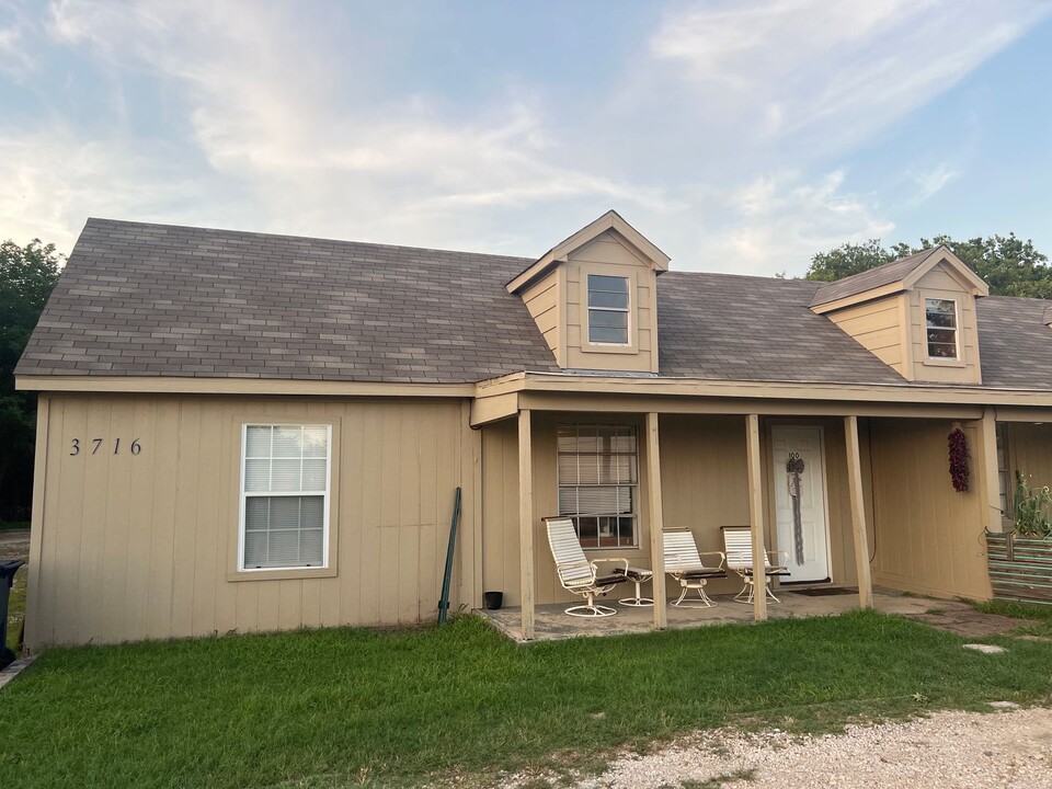 3716 N Elm St in Denton, TX - Foto de edificio