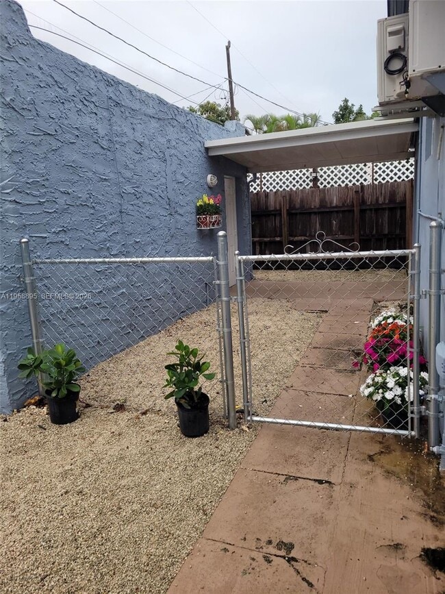 2295 SW 25th St in Miami, FL - Building Photo - Building Photo