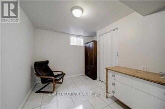 24 Silbury Dr in Toronto, ON - Building Photo - Building Photo
