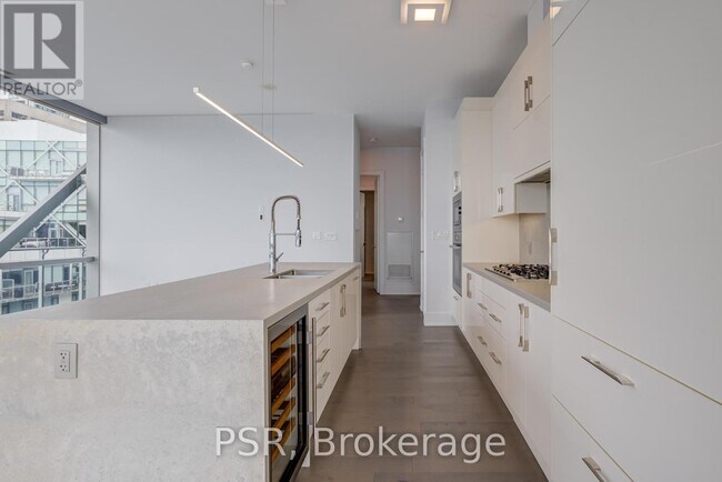 39 Queens Quay E in Toronto, ON - Building Photo - Building Photo