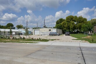 6203 Gessner Rd in Houston, TX - Building Photo - Building Photo