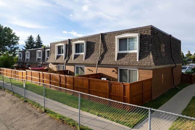 330 Canterbury Dr SW in Calgary, AB - Building Photo - Building Photo