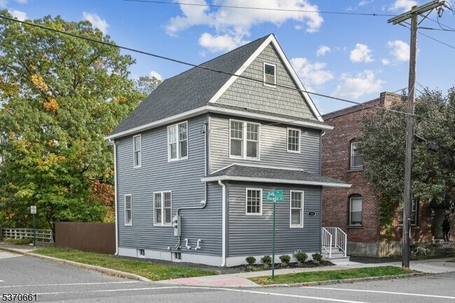 119 Forest St in Montclair, NJ - Building Photo - Building Photo