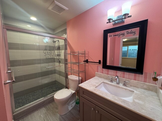 30 Undisclosed Address, Unit Main House in Santa Ana, CA - Foto de edificio - Building Photo