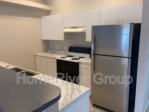 331 SE 24th Ave in Cape Coral, FL - Foto de edificio - Building Photo