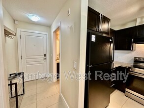 1089-1089 Sunset Dr in Kelowna, BC - Building Photo - Building Photo