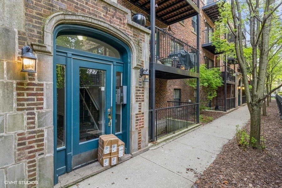 627 W Arlington Pl in Chicago, IL - Foto de edificio