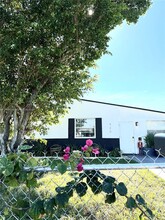 920 NW 84th St in Miami, FL - Foto de edificio - Building Photo