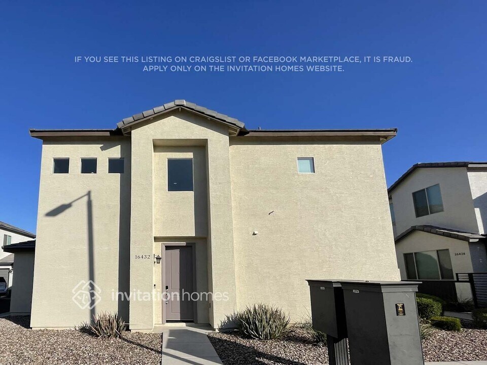 16432 S 10th St in Phoenix, AZ - Building Photo