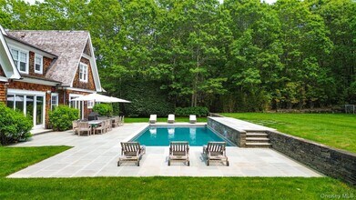 14 West Hills Ct in Southampton, NY - Building Photo - Building Photo