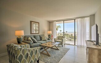 380 Seaview Ct in Marco Island, FL - Building Photo