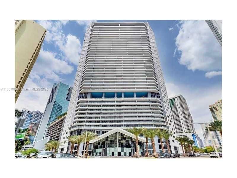 1300 Brickell Bay Dr in Miami, FL - Building Photo