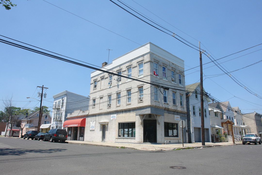 600 Charles St in Perth Amboy, NJ - Foto de edificio