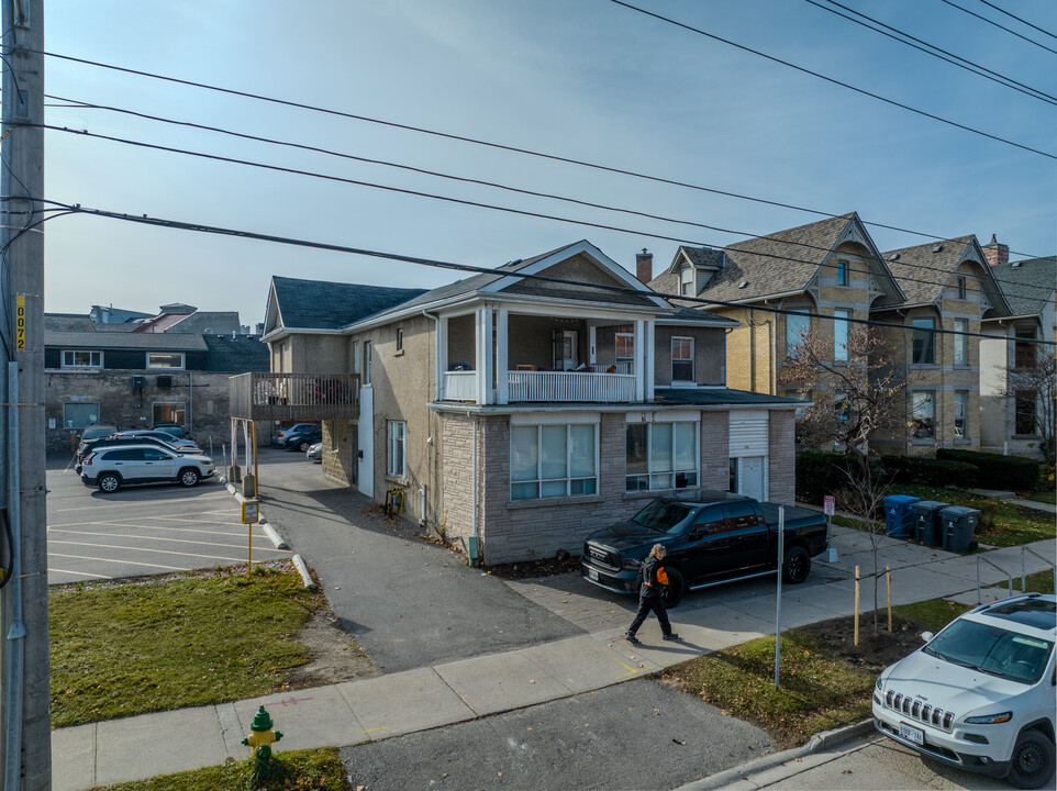 100 Woolwich St in Guelph, ON - Building Photo