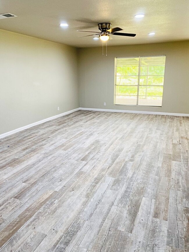 165 Fir Ln in Vidor, TX - Building Photo - Building Photo