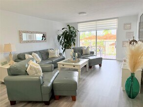 4000 NE 170th St in North Miami Beach, FL - Foto de edificio - Building Photo