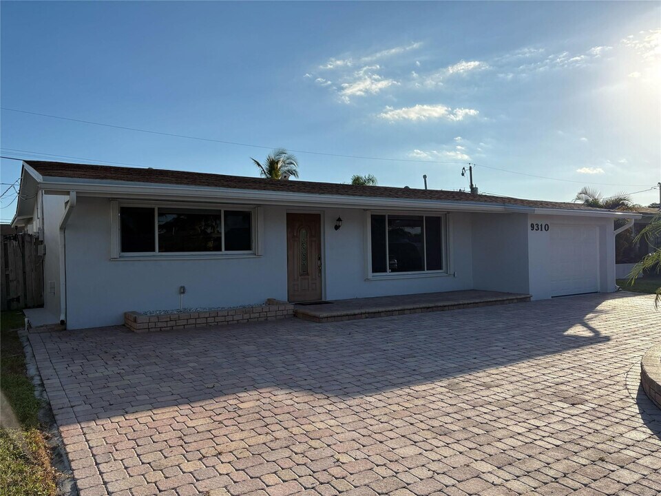 9310 NW 26th St in Sunrise, FL - Building Photo