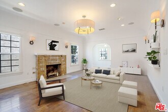 1049 S Mansfield Ave in Los Angeles, CA - Building Photo - Building Photo