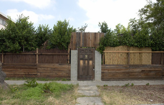 5827 Willoughby Ave in Los Angeles, CA - Foto de edificio - Building Photo