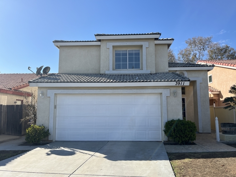 3911 Frost Way in Bakersfield, CA - Foto de edificio