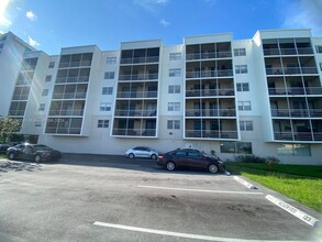 2821 N Miami Beach Blvd in North Miami Beach, FL - Building Photo - Building Photo