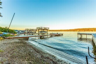 2418 W Lake Sammamish Pkwy SE in Bellevue, WA - Building Photo - Building Photo