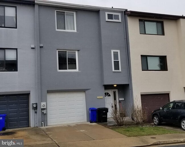 property at 1923 N Woodley St