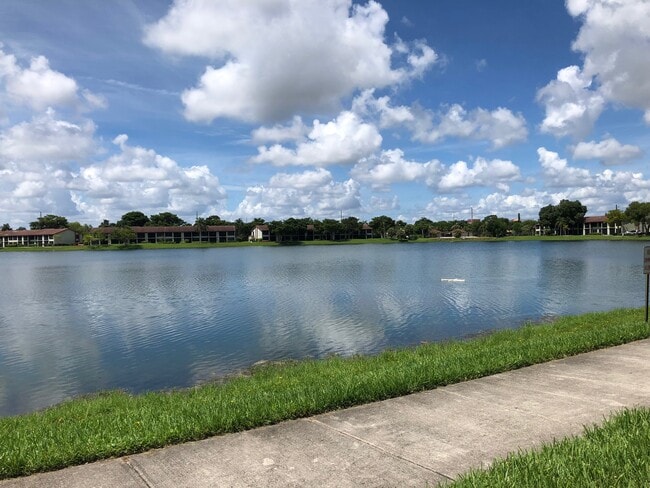 210 Lake Pointe Dr, Unit 112 in Oakland Park, FL - Foto de edificio - Building Photo